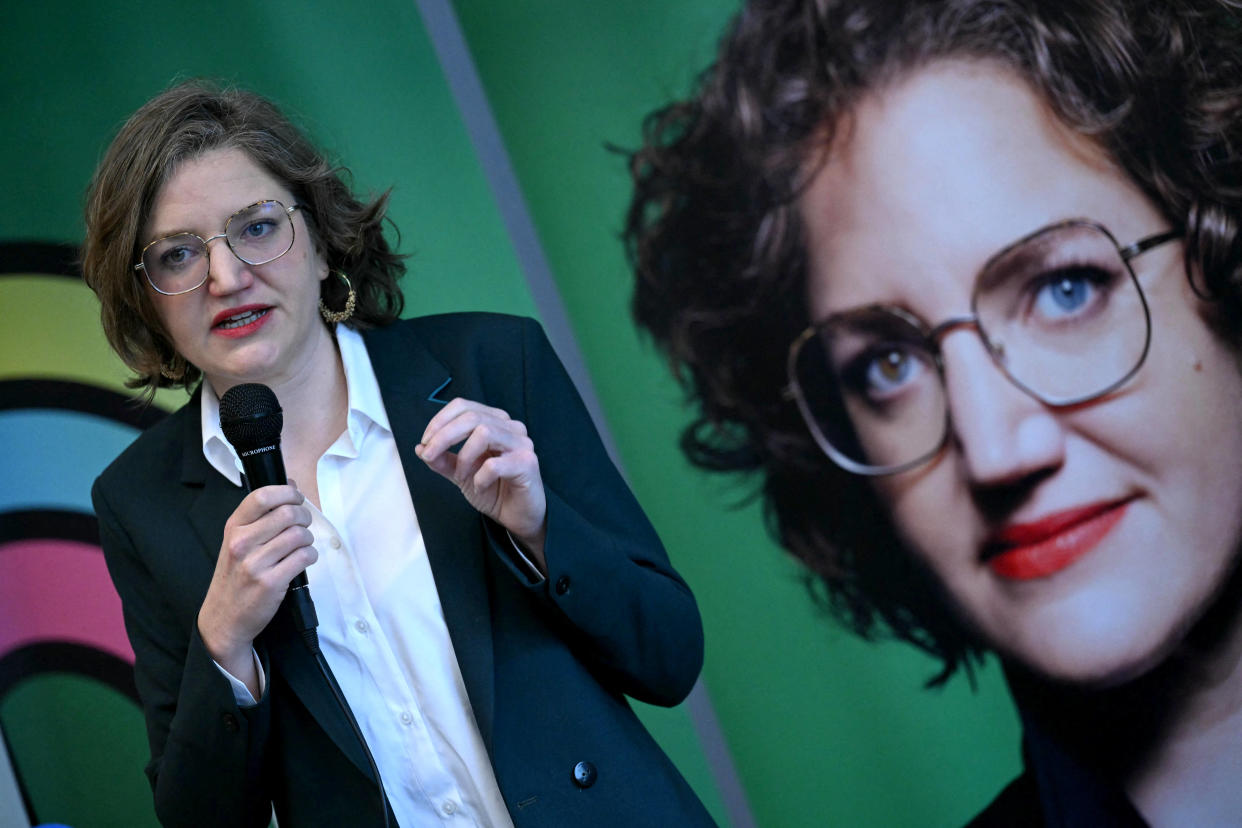 Marie Toussaint, candidate principale du parti Les Ecologistes, anciennement Europe-Ecologie-Les Verts (EELV), aux élections européennes, présente son programme à Paris, le 30 avril 2024.