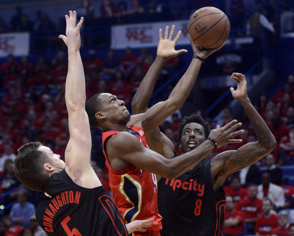 Rajon Rondo goes to the basket during the first half Thursday night. (AP)