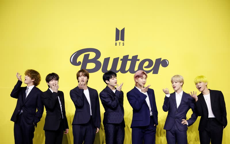 Foto del viernes de los miembros de la banda de K-pop BTS posando para los fotógrafos durante una sesión de promoció nde su single 'Butter' en Seúl.