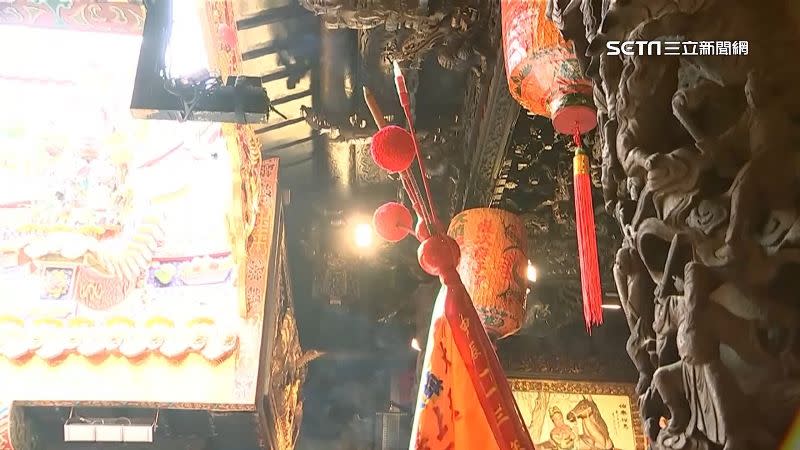 近期大甲鎮瀾宮完成「豎頭旗」儀式，象徵著大甲媽遶境之旅進入最後倒數。