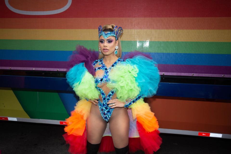 <p>Lexa escolhe look colorido e interage com fã mirim na 26ª Parada do Orgulho LGBTQIA+ (Foto: Amauri Nehn/Brazil News)</p> 