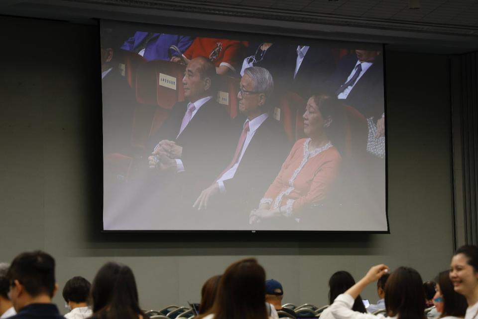 北醫畢典，頒榮譽博士學位給吳東亮，台下則有新光金創辦人吳東進到場觀禮。取自北醫直播畫面