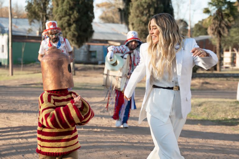 Jimena Barón junto a su hijo Morrison en uno de los videoclips de Mala sangre