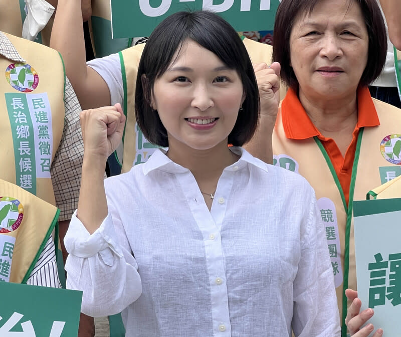 屏東長治鄉長補選  民進黨邱佳娟登記 民進黨屏東縣黨部徵召長治鄉民代表邱佳娟（前）參 選長治鄉長補選，12日邱佳娟在爸爸媽媽及青年軍等 人陪同下前往登記，同時公布「移居長治、長治宜 居」的10大政見願景。 中央社記者李卉婷攝  113年6月12日 