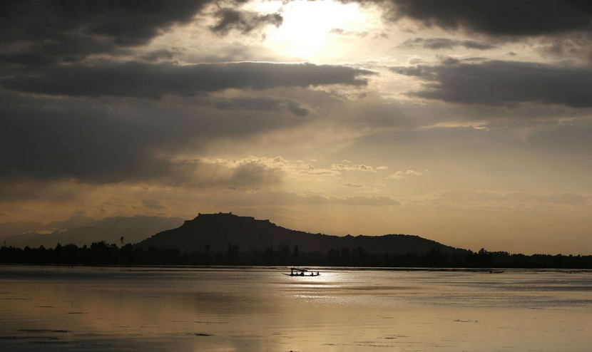 Bootsleute fahren in einer „Gondola“ über den Dal-See im indischen Srinagar. (Bild: Farooq Khan/EPA)