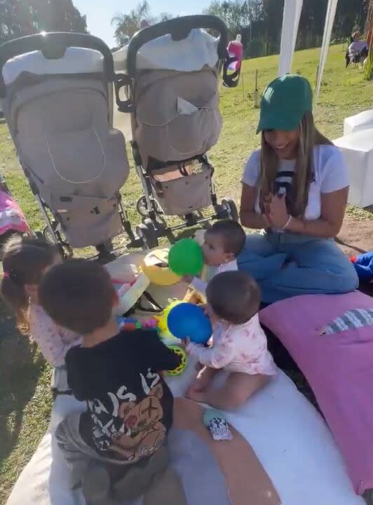 Las bebas jugaron con otros niños y disfrutaron del día de sol