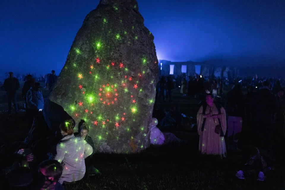 <p>El monumento estuvo abierto al público desde las 7 p. m., hora del Reino Unido, del martes hasta las 8 a. m. del miércoles; la única noche del año en que las personas pueden permanecer durante un período prolongado dentro del círculo de piedra. (Photo by Richard Baker / In Pictures via Getty Images)</p> 