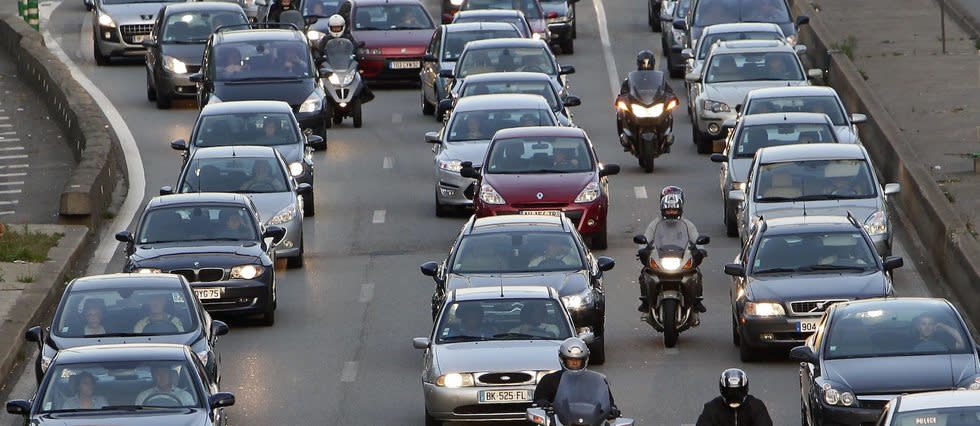 La remontée de files par les deux-roues est une pratique à risque en ville, ici sur le boulevard périphérique à Paris.
