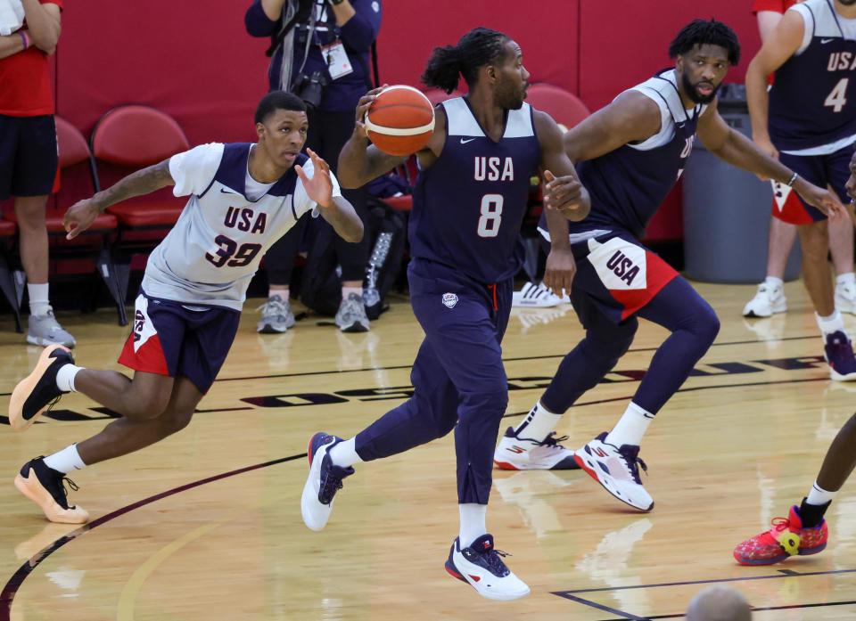 NBA洛杉磯快艇球星Kawhi Leonard（控球者）將退出巴黎奧運美國男籃隊。（Photo by Ethan Miller/Getty Images）