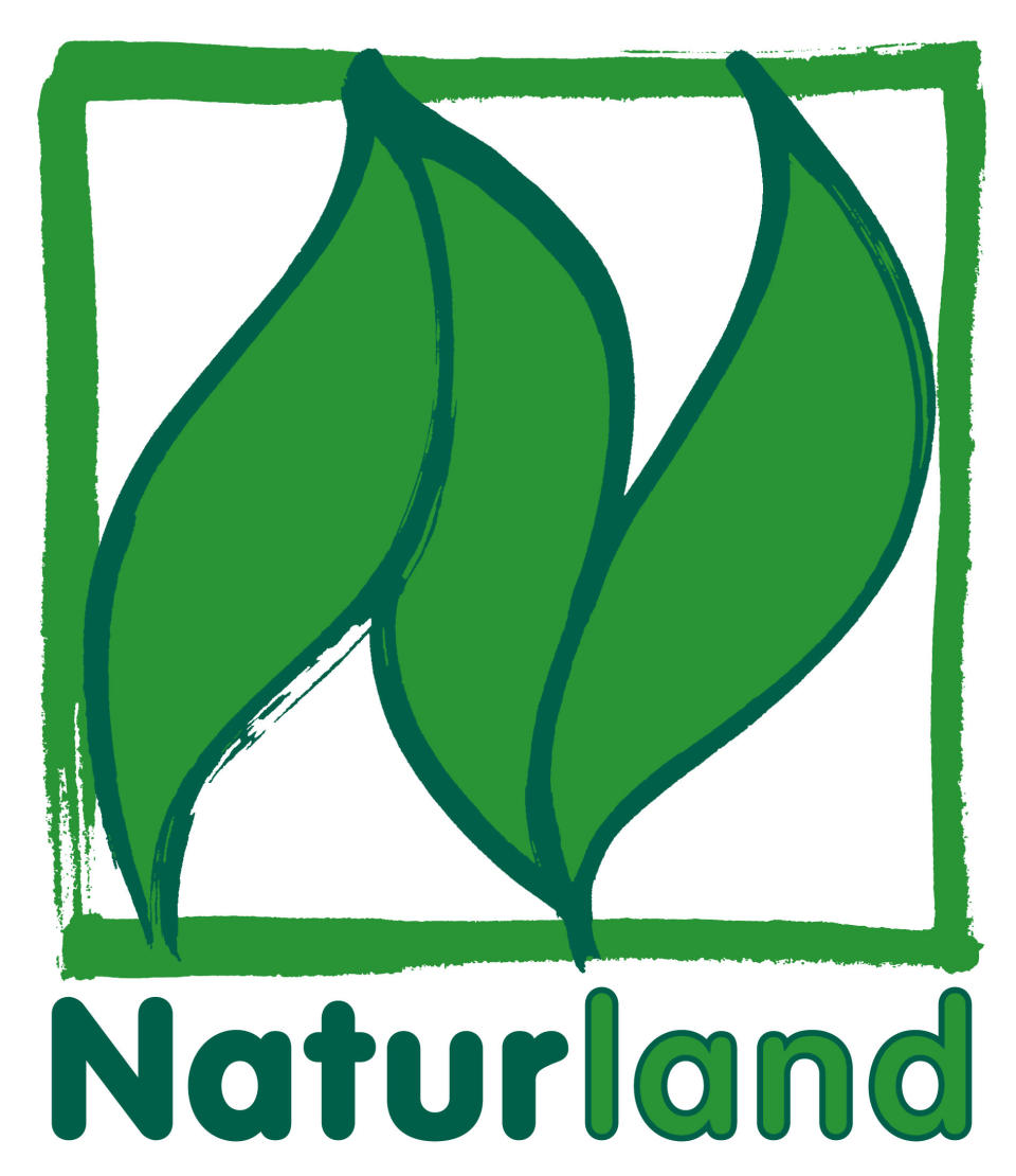 <b>Naturland</b><br><br>Naturland ist, ebenso wie Bioland und Demeter, ein biologischer Anbauverband. So gekennzeichnete Produkte stammen aus kontrolliert ökologischer Landwirtschaft. Naturland fördert weltweit ökologischen Landbau. Kontrolliert wird sowohl durch verbandseigene Stellen, als auch durch EG-Kontrollen, was den Verband sehr transparent macht und dem Zeichen hohe Glaubwürdigkeit verleiht. (Bild: Naturland)