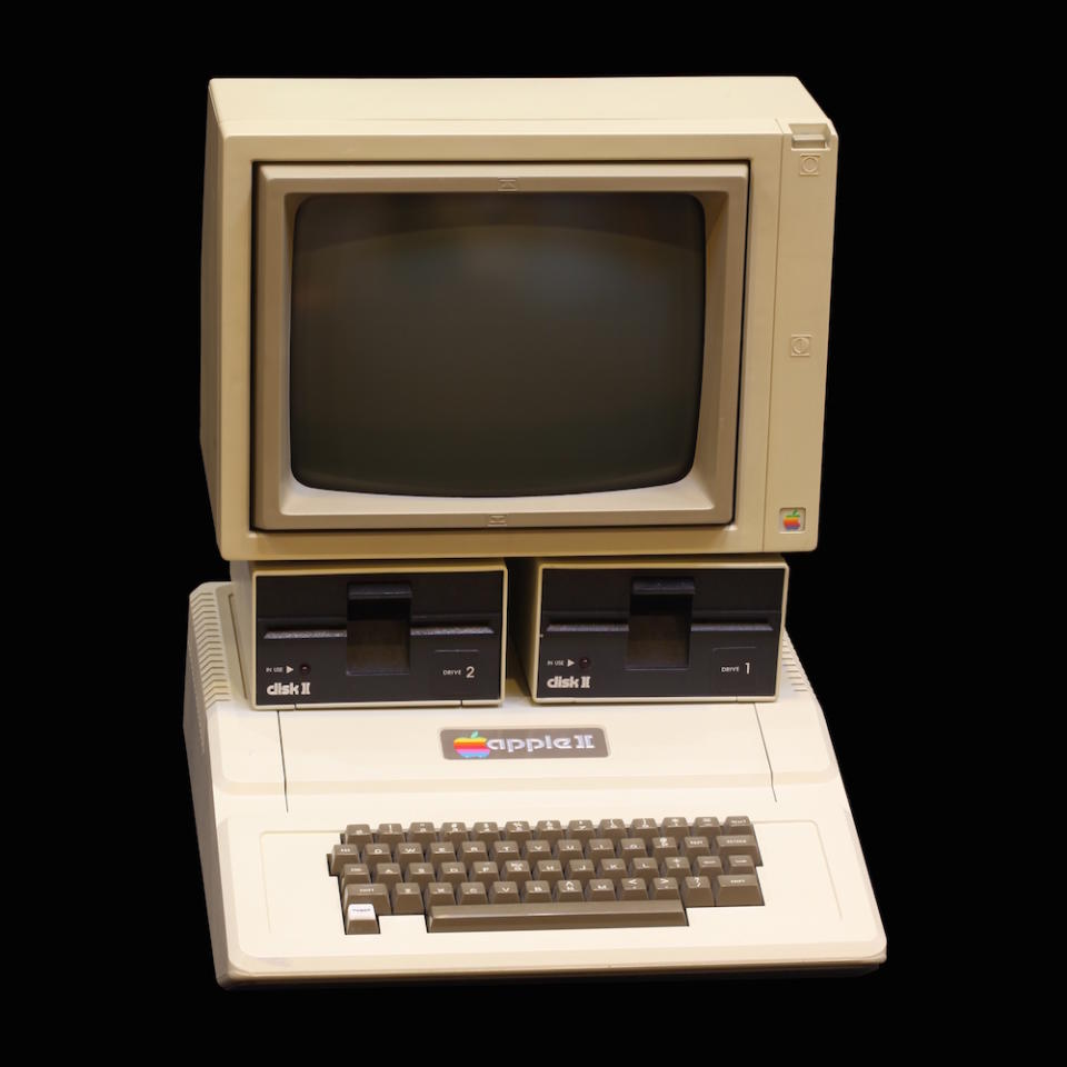 <p>Der Apple II, der hauptsächlich von Apple-Mitgründer Steve Wozniak entworfen wurde, kam 1977 auf den Markt, inklusive farbiger Grafikdarstellung. Er war der erste Apple-Computer für den Heimgebrauch. (Rama/Wikipedia) </p>