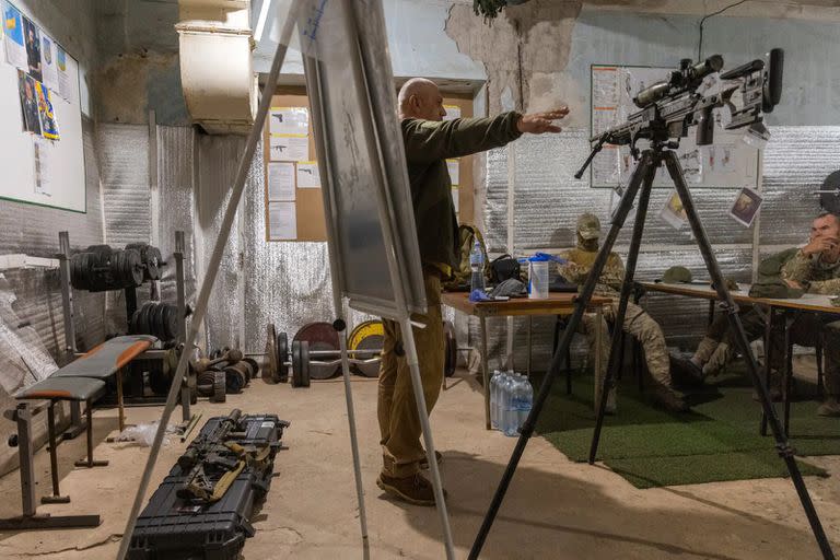 Un instructor en una escuela de francotiradores ad hoc, entrenando a voluntarios de una brigada del ejército que lucha en el este de Ucrania.