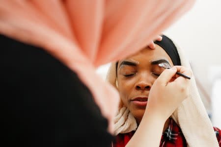 Muslim woman Khoda Kheir, 30, receives a Halal eyebrow treatment at the Le'Jemalik Salon and Boutique ahead of the Eid al-Fitr Islamic holiday in Brooklyn, New York, U.S., June 21, 2017. Picture taken on June 21, 2017. REUTERS/Gabriela Bhaskar