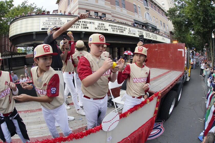 El equipo de Santa Clara, Utah, desfila en el centro de South Williamsport, Pennsylvania, el lunes 25 de agosto de 2022, al comenzar la semana en que se llevará a cabo la Serie Mundial de Pequeñas Ligas (AP Foto/Gene J. Puskar)