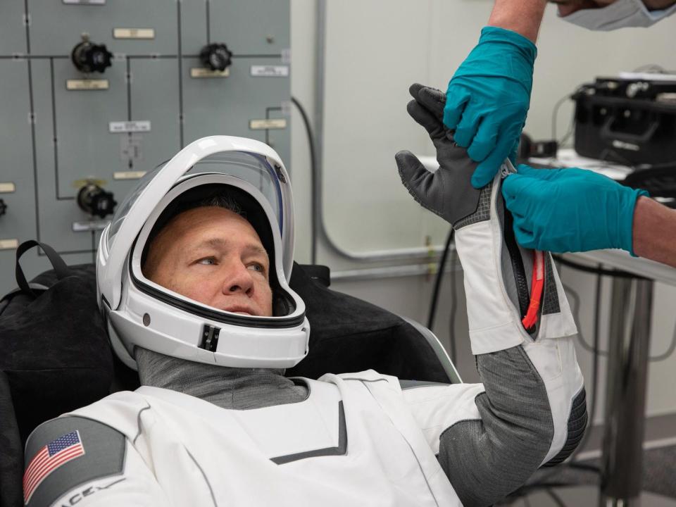 spacex nasa astronaut doug hurley commercial crew dragon spacesuit