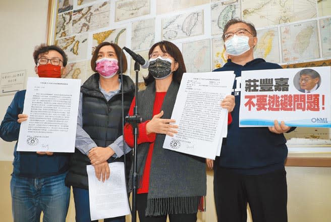 國民黨立法院黨團19日開記者會，痛批華視總經理莊豐嘉不謙卑面對民意的監督，還反過來踐踏國會尊嚴。（劉宗龍攝）