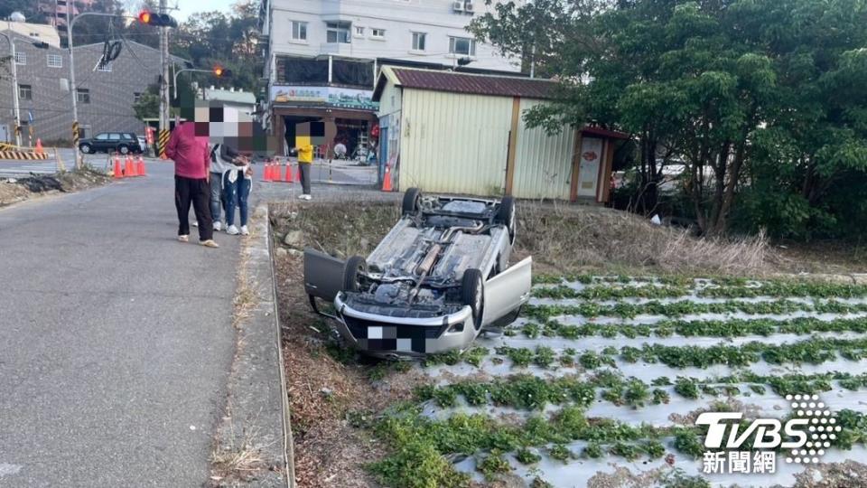 劉男事後也向警方坦承，因為與後座乘客聊天太過忘我，導致忘記注意路況。（圖／TVBS）