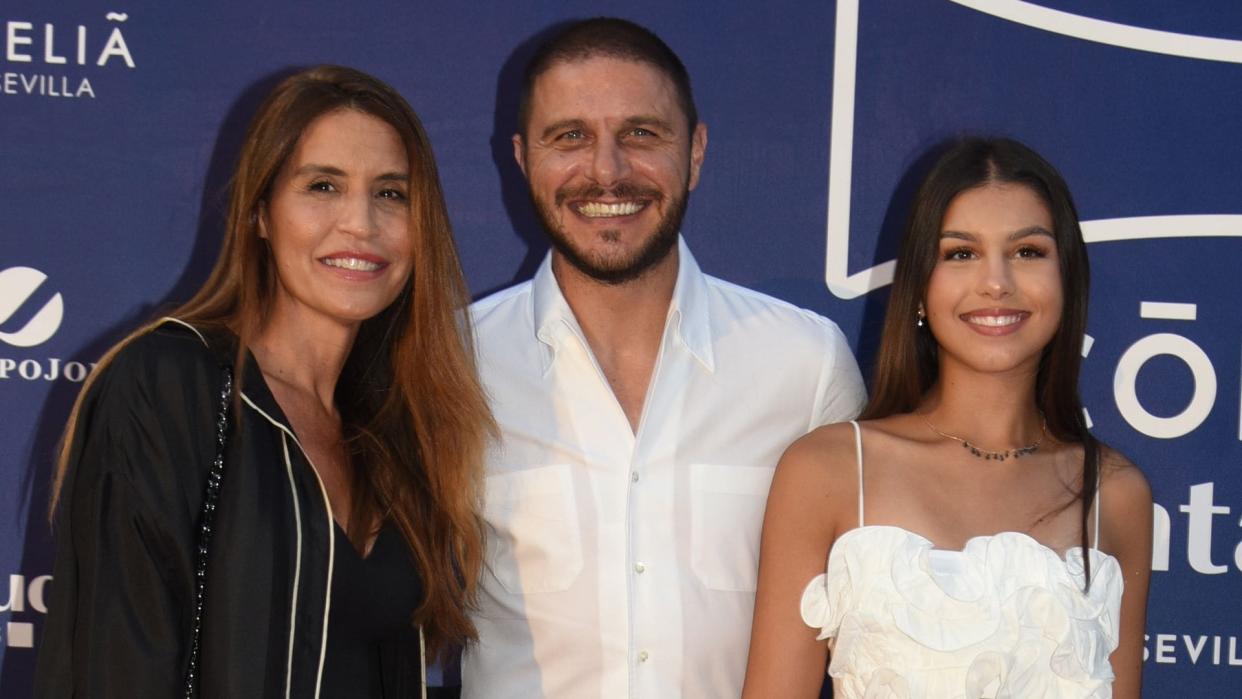 Joaquín Sánchez y su mujer Susana Saborido junto a su hija pequeña, Salma