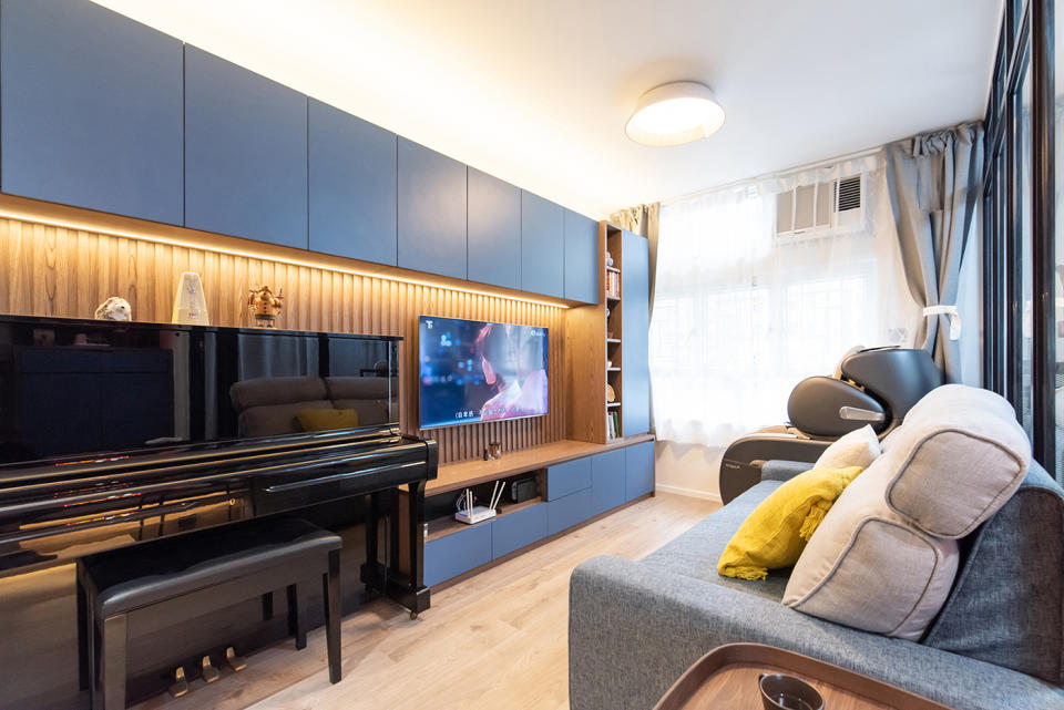 電視櫃採用和暖的紫藍色及木飾條設計，感覺溫馨