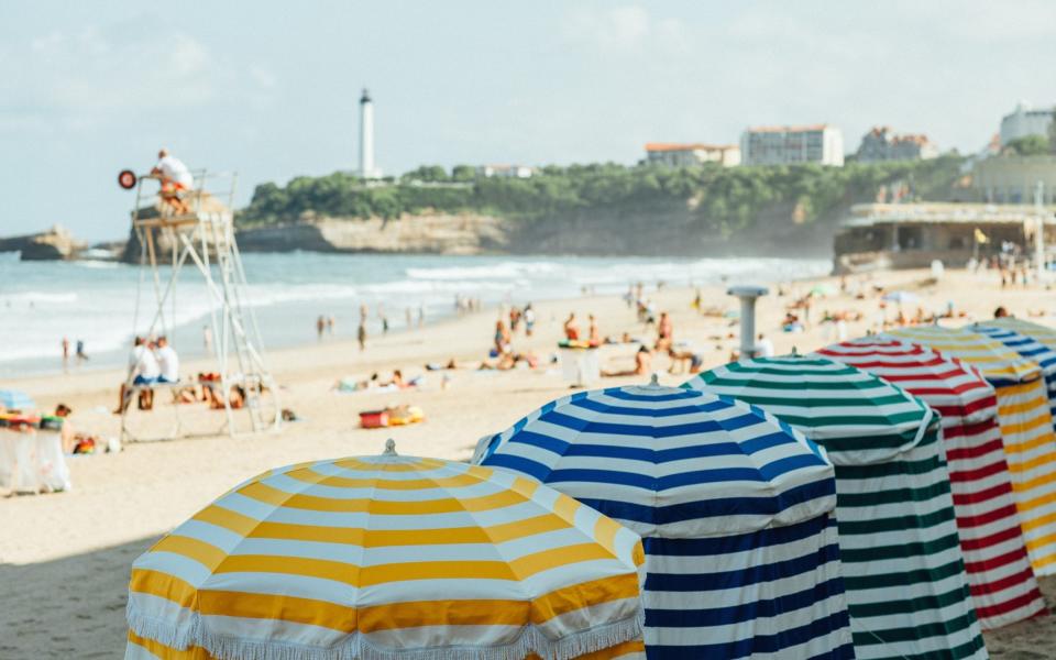 Retro beach tents in Biarritz - Rafa Elias/Moment RF