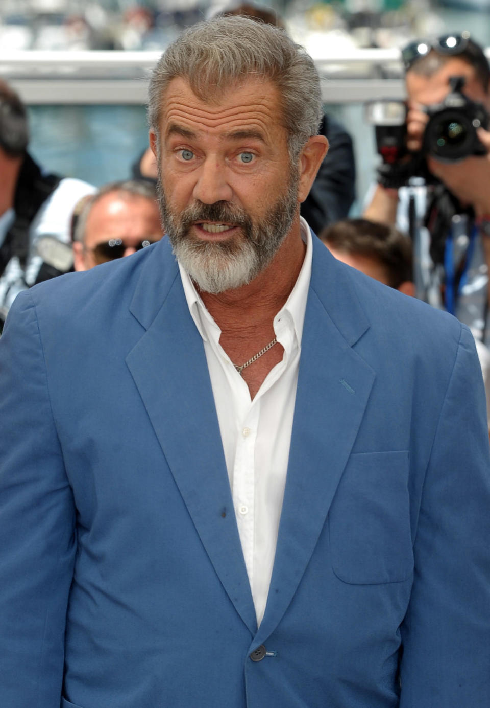 Dass Mel Gibson kaum noch ernstgenommen wird, dürfte mit seinen privaten, rassistischen Ausfällen mehr zu tun haben, als mit seinem filmischen Schaffen. Während bereits sein Vater den Holocaust als Lüge abtat, schob Mel die Schuld für seine Verhaftung nach Autofahren unter Alkoholeinfluss auf eine “jüdische Verschwörung”. Als Antisemit verschrien, ist er in Hollywood unten durch.