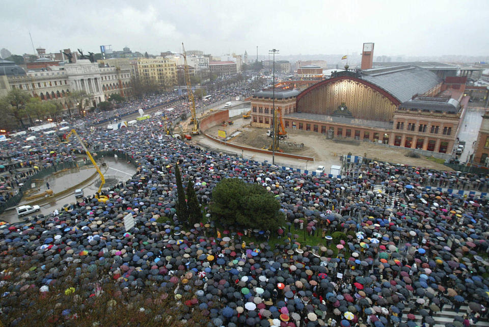 Des dizaines de miliers de manifestants devant la gare d’Atocha, à Madrid, au lendemain des attentats terroristes, le 12 mars 2004.