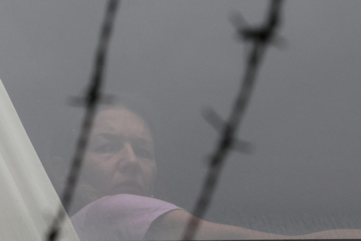 La tenista Renata Voracova mira a través de una ventana de un hotel donde estuvo retenida tras la cancelación de su visado en Australia. En ese mismo lugar estuvo Novak Djokovic esperando la decisión judicial que le permitió entrar a Australia. (Foto: Reuters)