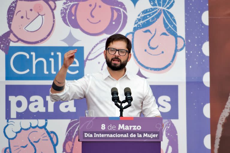 El presidente de Chile, Gabriel Boric, pronuncia un discurso durante una ceremonia de entrega de títulos de propiedad a mujeres en el marco del Día Internacional de la Mujer en el Palacio Presidencial de La Moneda, en Santiago, el 8 de marzo de 2023.