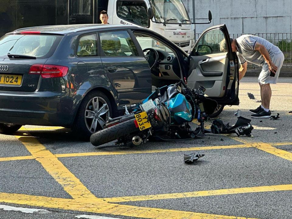 大埔汀角路有電單車攔腰撞向私家車。(馬路的事)