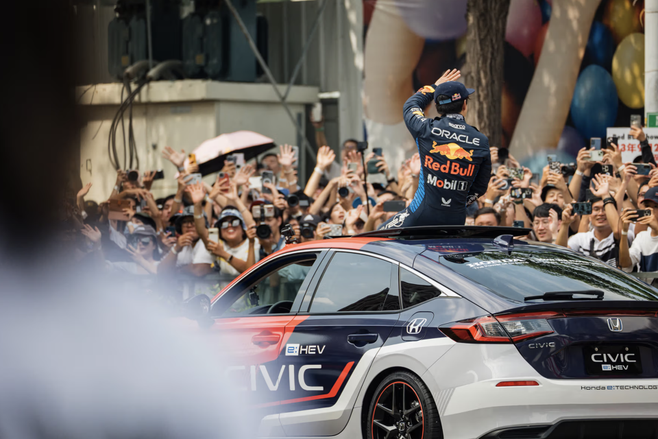 角田裕毅急速操駕，走進台灣首屆 Red Bull Showrun Formula 1 展演活動