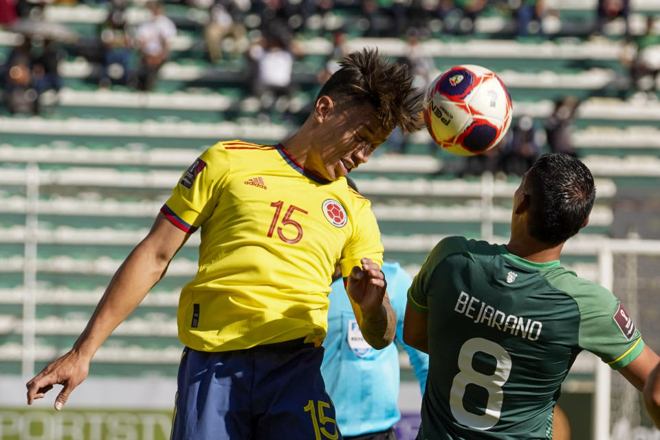 Matheus Uribe, de la selección de Colombia, disputa un centro con Diego Bejarano, de Bolivia, durante el partido de la eliminatoria mundialista disputado el jueves 2 de septiembre de 2021 en La Paz (Javier Mamani/Pool via AP)