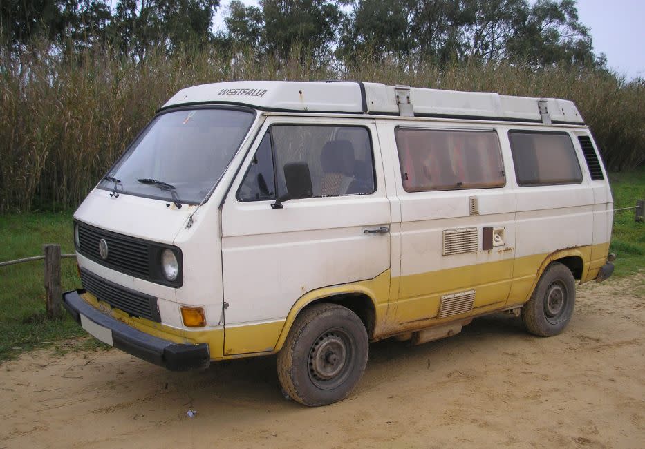 Das Fahrzeug, mit dem der Tatverdächtige damals gefahren ist: Ein VW T3 Westfalia in der Farbe weiß-gelb. Foto: Bundeskriminalamt / Fahndungen