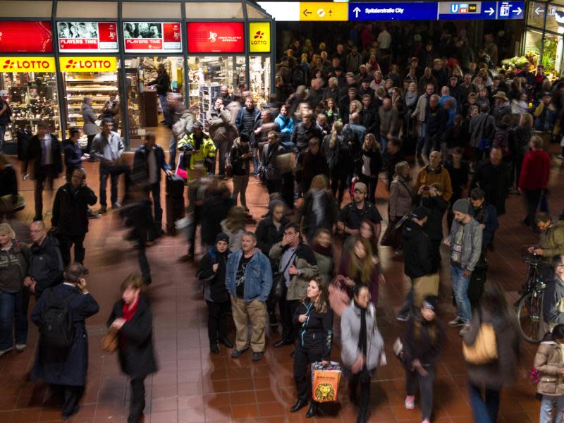 Fahrgäste strömen durch den Hamburger Hauptnbahnhof: Auch am Tag nach dem Orkan haben Bahnreisende in Deutschland große Probleme - Strecken sind gesperrt, Züge fallen aus. Foto: Maja Hitij