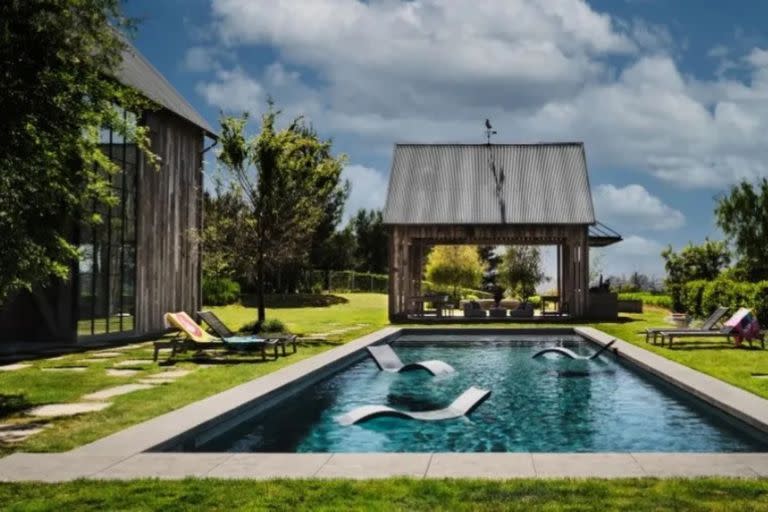 La piscina junto a la casa de Mila Kunis y Ashton Kutcher (Douglas Friedman/ Architectural Digest/)