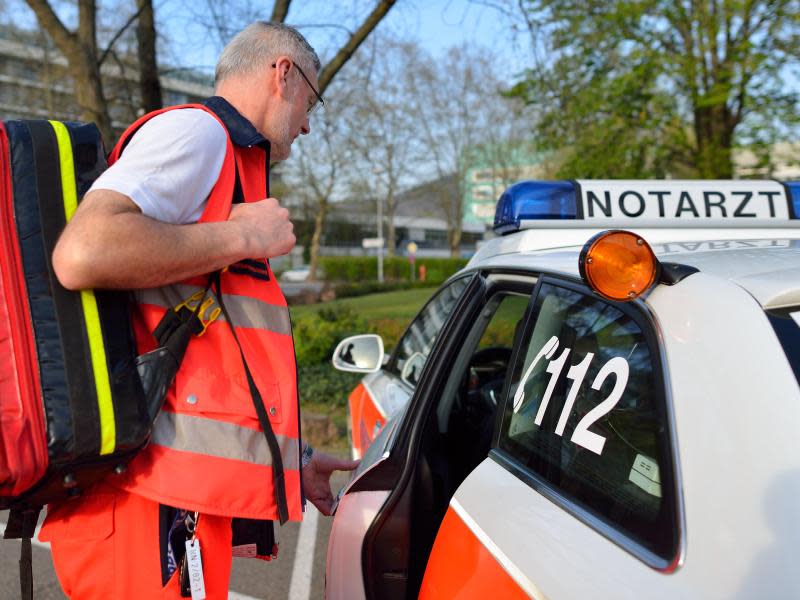 Der Notarzt gehört nicht zur Besatzung des Rettungswagens. Er kommt separat zum Unfallort. Foto: Uwe Anspach