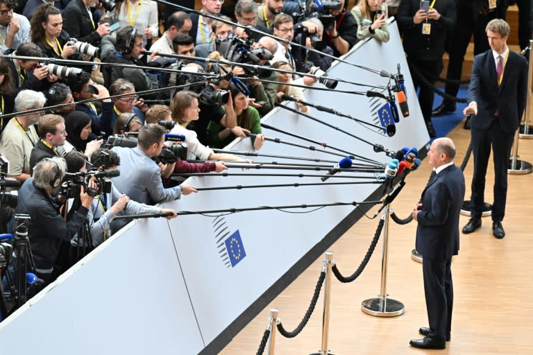 El canciller de Alemania, Olaf Scholz, habla con la prensa a su llegada a la cumbre informal de líderes de la Unión Europea en Bruselas el 17 de junio de 2024 (Nick Gammon)