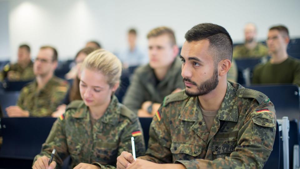 Soldatinnen und Soldaten im Hörsaal: Ein Studium bei der Bundeswehr ist in der Regel in die Laufbahn zum Offizier eingebettet.