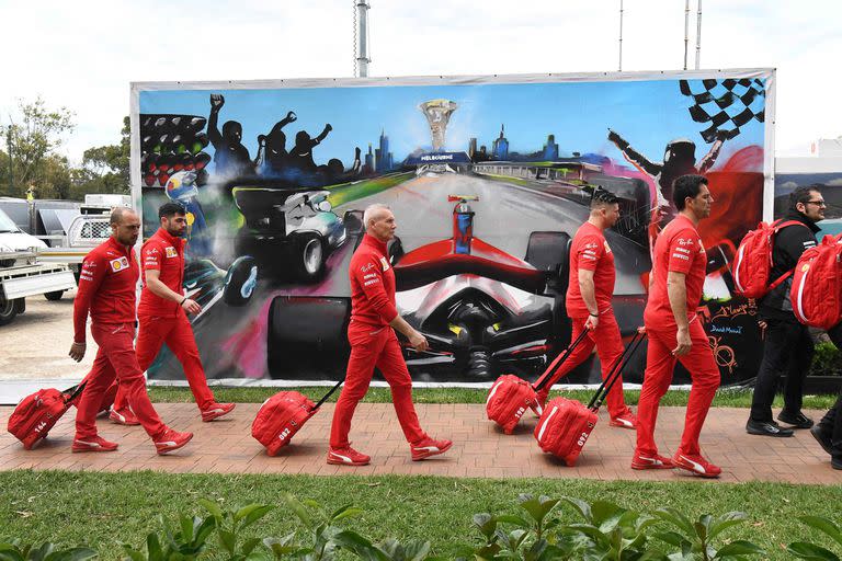 Miembros del equipo de Ferrari se retiran de Melbourne tras la cancelación del GP de Formula 1 de 2020