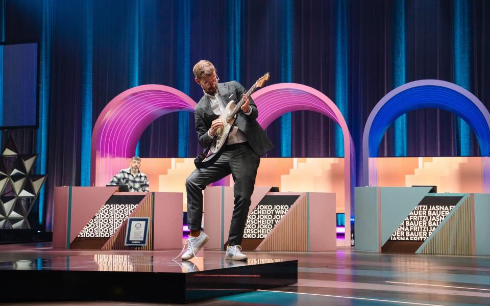 Joko "Jimi" Winterscheidt beim Imitieren eines Gitarrenspiels. (Bild: ProSieben / Weiya Yeung)