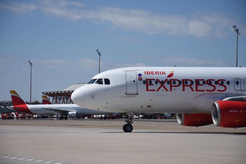 Iberia Express Airbus A320 am El Prat Flughafen.