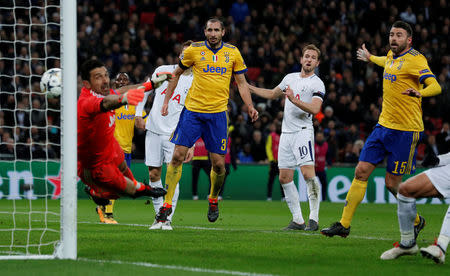 Soccer Football - Champions League Round of 16 Second Leg - Tottenham Hotspur vs Juventus - Wembley Stadium, London, Britain - March 7, 2018 Tottenham's Harry Kane hits the post as Juventus’ Andrea Barzagli and Giorgio Chiellini look on Action Images via Reuters/Andrew Couldridge