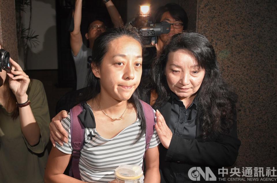 遭虐死2歲男童王昊的姑姑王薇君（右）與小燈泡母親王婉諭（左）。(資料照)