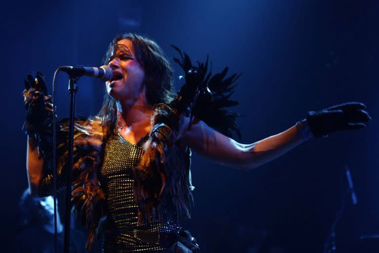 ¡Con todas las plumas puestas! Juliette Lewis, cantando en Barcelona con su banda