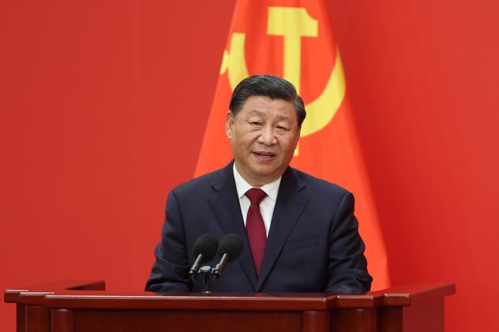 Председатель КНР Си Цзиньпин выступает с трибуны во время встречи членов постоянного комитета Политбюро ЦК КПК 20-го созыва с китайскими и иностранными журналистами в Большом зале народных собраний 23 октября 2022 года в Пекине, Китай.