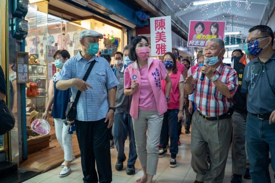 國民黨高雄市長參選人柯志恩認為，堀江與愛河和年輕人喜愛的駁二特區只有幾步之遙。倘若能串聯新舊景點，不只復甦堀江沒落商圈，更能擴大新興景點腹地，吸納更多人潮。（記者吳文欽攝）