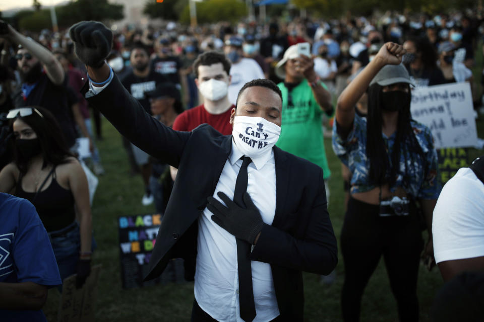 Manifestantes levantan el puño en alto durante una protesta contra la brutalidad policial tras la muerte de George Floyd, el 5 de junio de 2020, en Las Vegas. (AP Foto/John Locher)