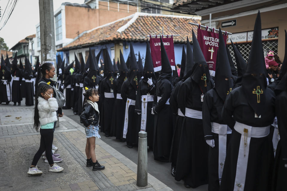 Miembros de la hermandar del Nazareno pasan en fila durante una procesión de Semana Santa, en Zipaquira, Colombia, el 29 de marzo de 2024. La Semana Santa conmemora los últimos días de la vida de Jesús, según la Biblia, incluyendo su crucifixión el Viernes Santo y su resurrección en el Domingo de Pascua. (AP Foto/Iván Valencia)