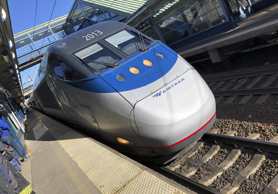 Un tren de pasajeros Amtrak Acela Express llega a la estación el miércoles 5 de diciembre de 2018 en Westwood, Massachusetts (AP Photo / Bill Sikes)