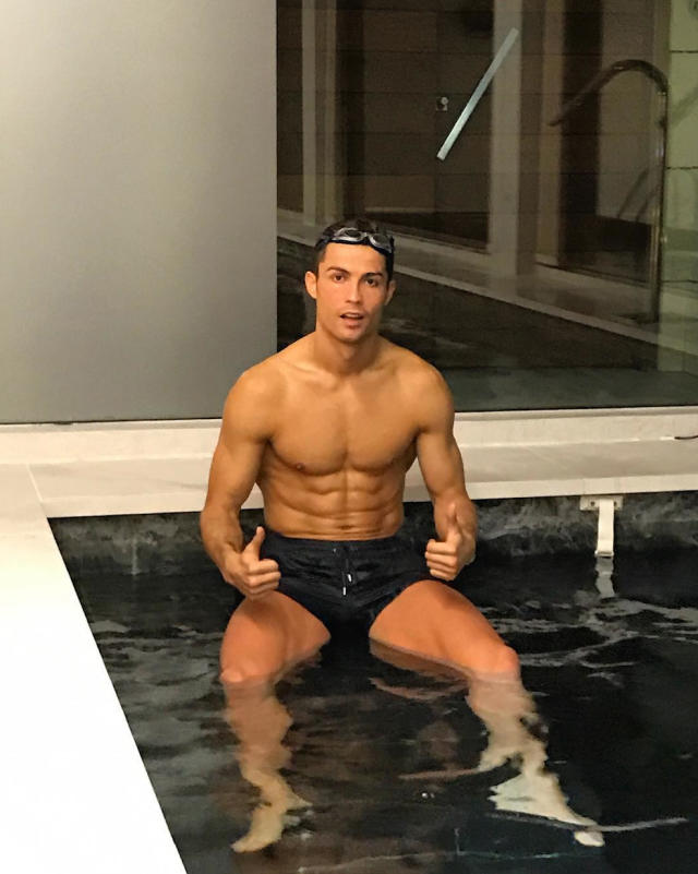 PHOTOS : Cristiano Ronaldo Shows Off His Toned Body In New