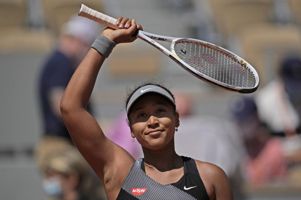 La japonesa Naomi Osaka celebra luego de vencer a la rumana Patricia Maria Tig durante su partido de primera ronda del Abierto de Francia, el domingo 30 de mayo de 2021, en París. (AP Foto/Christophe Ena)